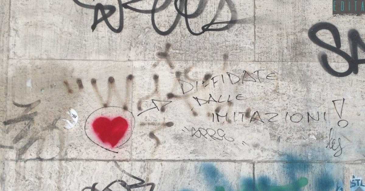 Muri, colonne, fontane: Bari invasa da cuori rossi. E' mistero sull'autore
